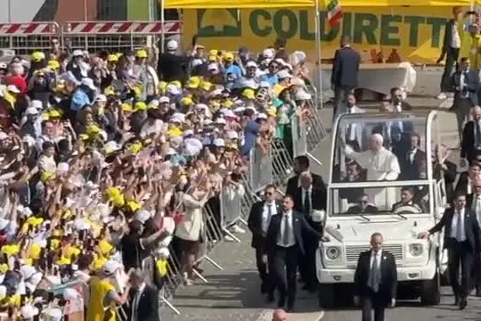 Il Papa in papamobile tra migliaia di fedeli a piazza del Plebiscito