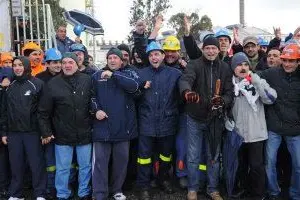 Gli operai dell'Alcoa ieri davanti ai cancelli della fabbrica di Portovesme