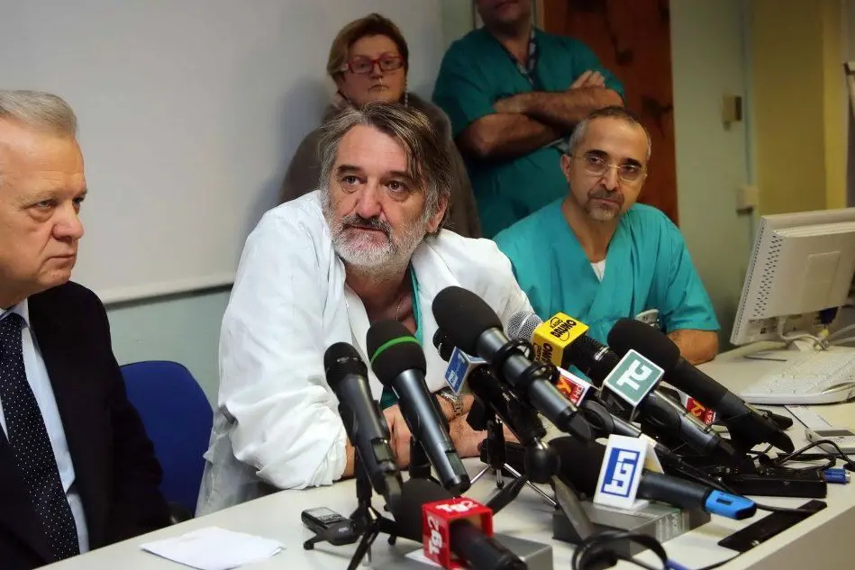 Ermanno Giombelli (c), il neurochirurgo dell'Ospedale Maggiore che ha operato l'ex segretario del Pd Pier Luigi Bersani