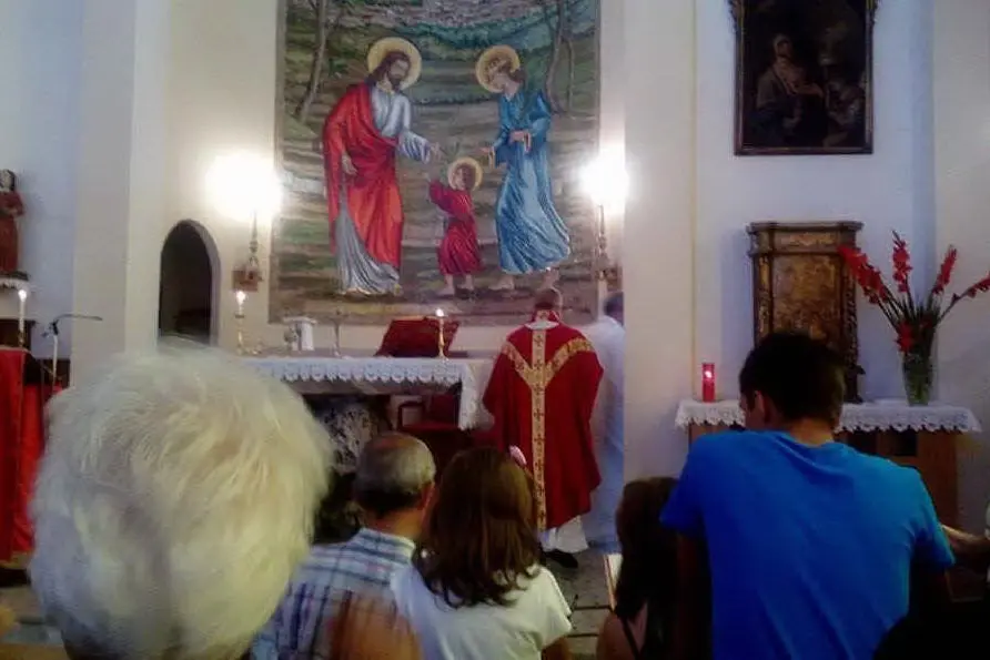 L'ultima messa nella chiesa di San Quirico (foto di Maria Giovanna Campus)