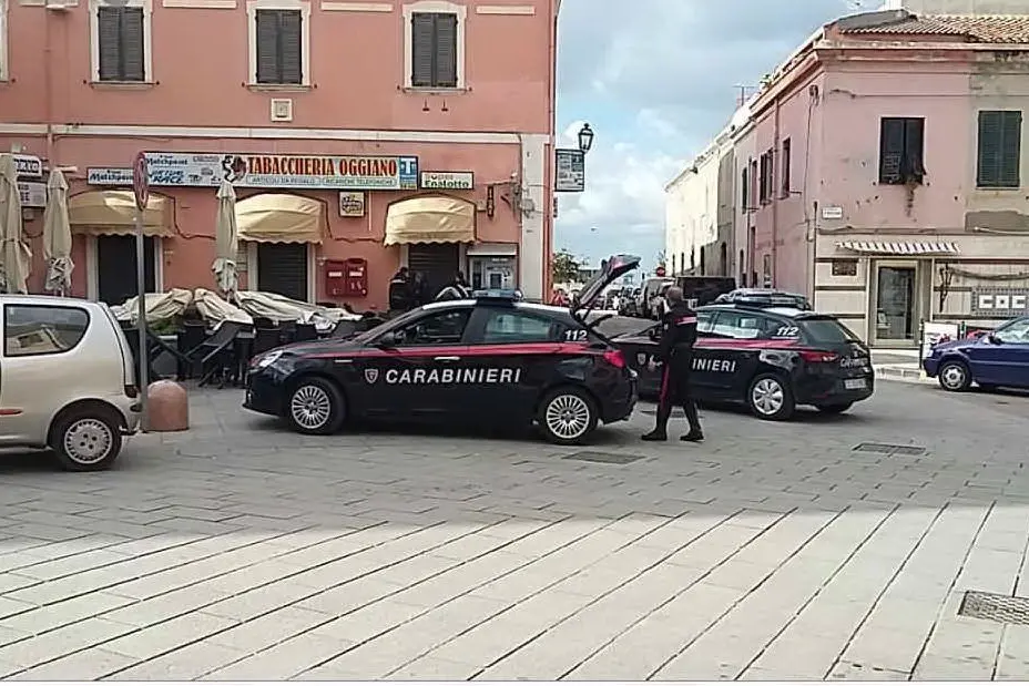 Carabinieri a Porto Torres (foto L'Unione Sarda - Pala)
