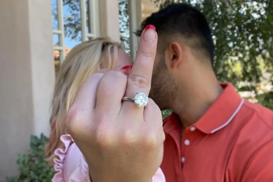 L'anello di fidanzamento (foo da Instagram)