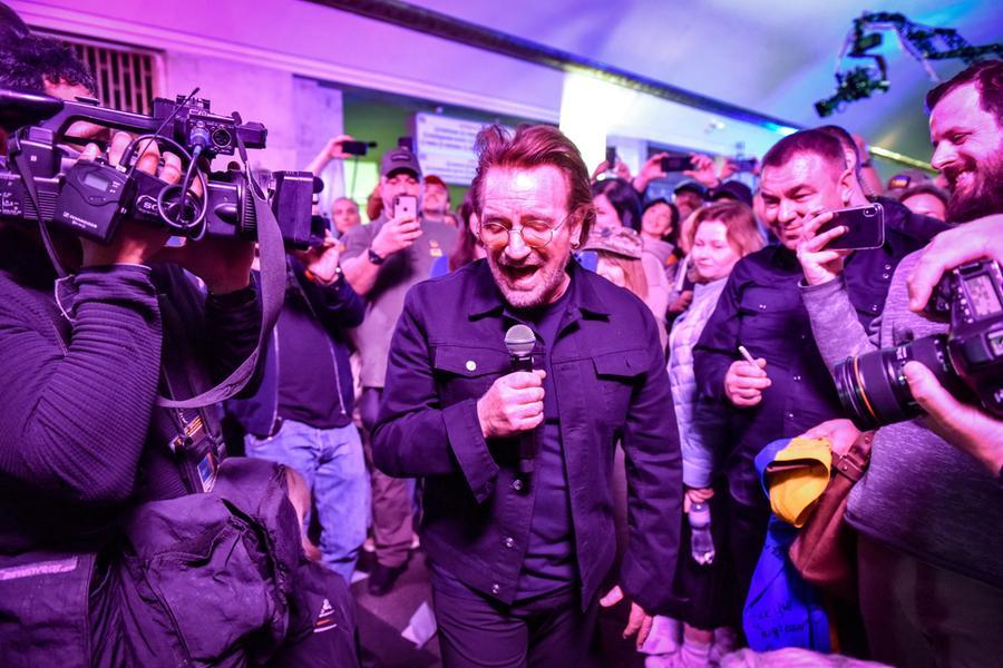 Bono e The Edge a Kiev: concerto a sorpresa nella metropolitana
