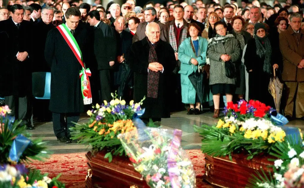 L'allora sindaco di Roma Francesco Rutelli e il Capo dello Stato Oscar Luigi Scalfaro durante i funerali (Ansa)