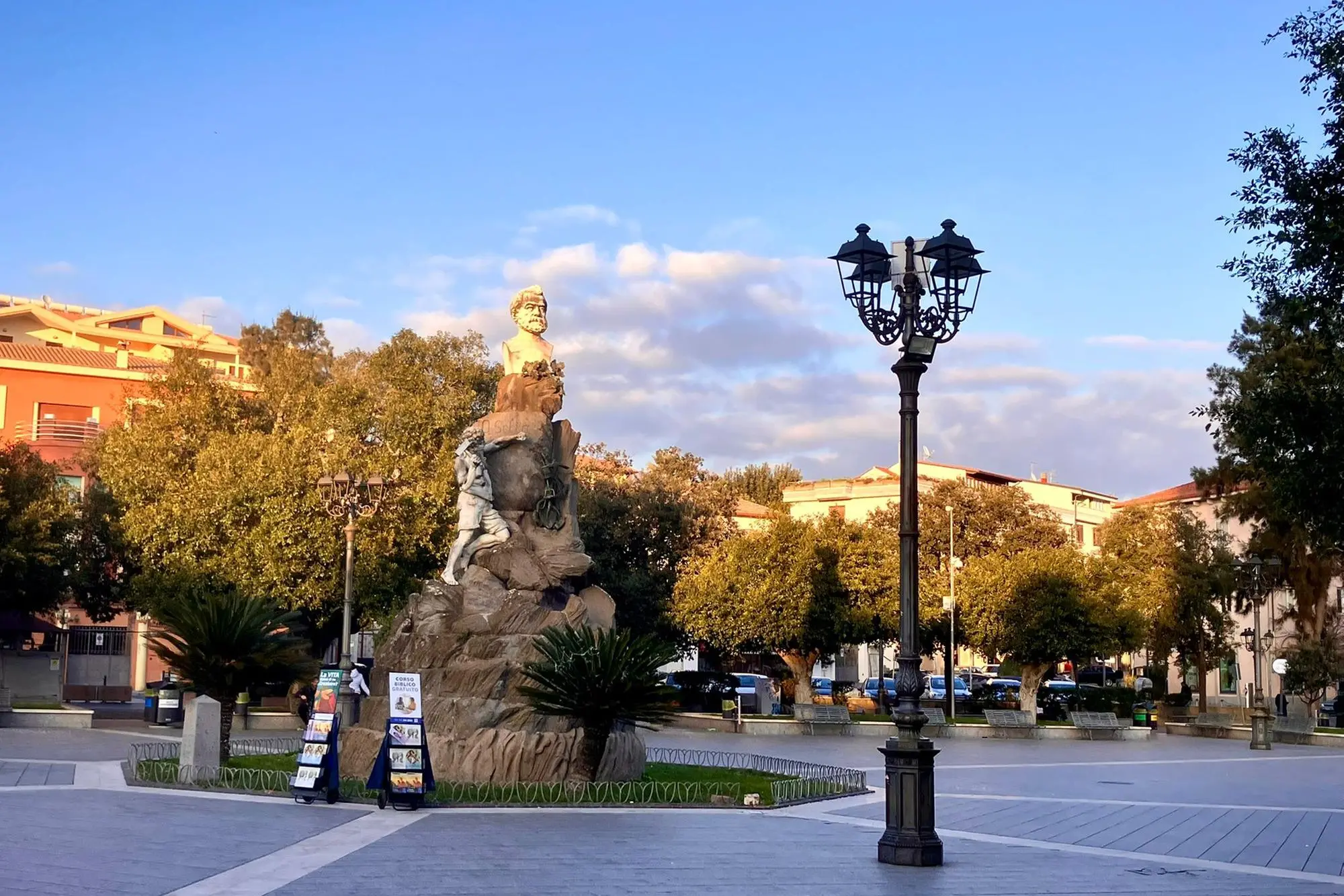 La piazza di partenza del Rally Sulcis Iglesiente (foto Antonio Burruni)