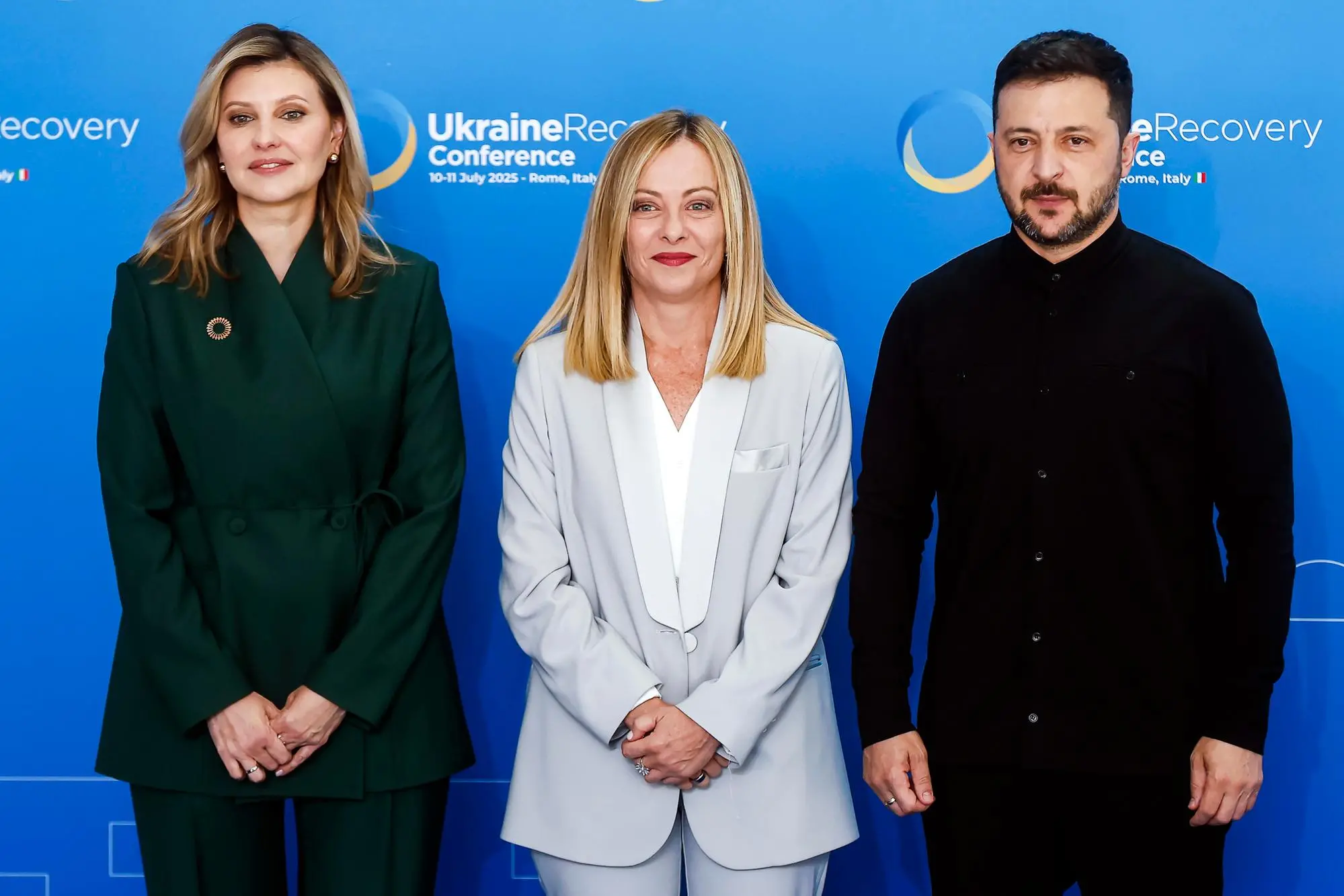 Giorgia Meloni, con Volodymyr Zelensky e sua moglie Olena (Ansa)