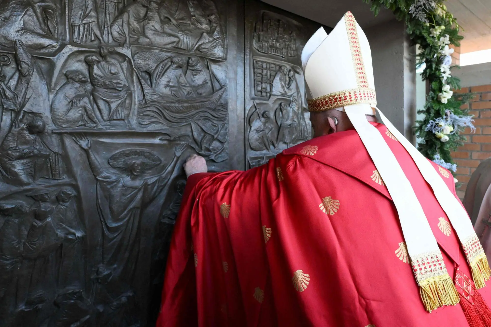 Il Papa apre la Porta Santa al carcere di Rebibbia (foto Ansa)