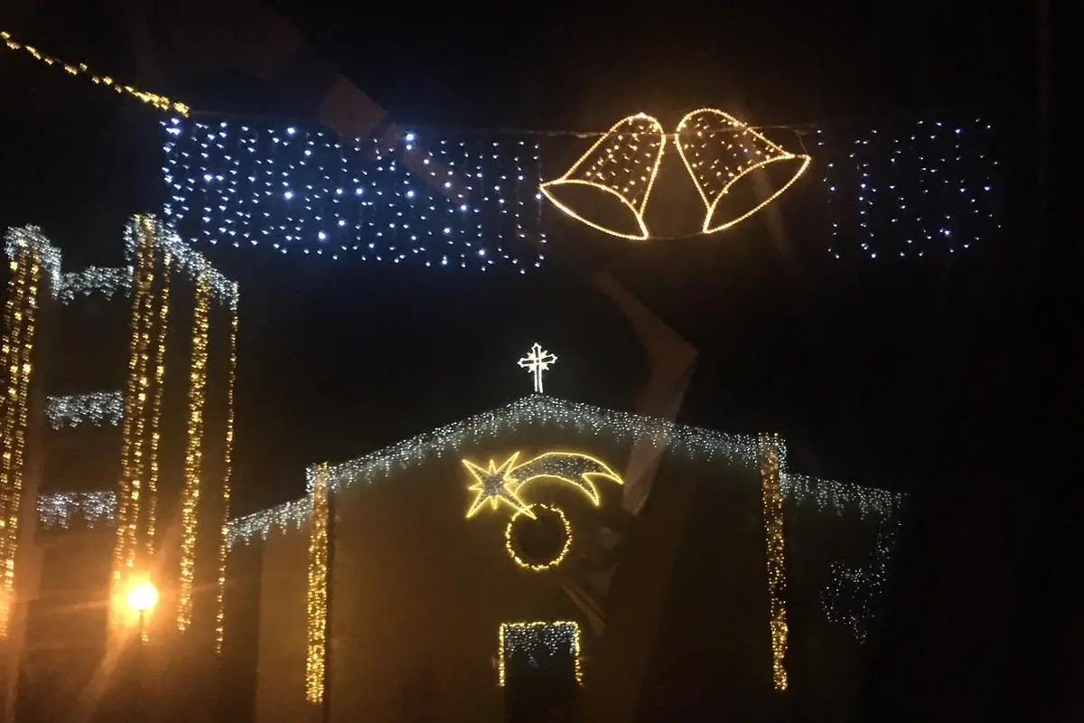 Luminarie accese a Nurachi (foto Pinna)