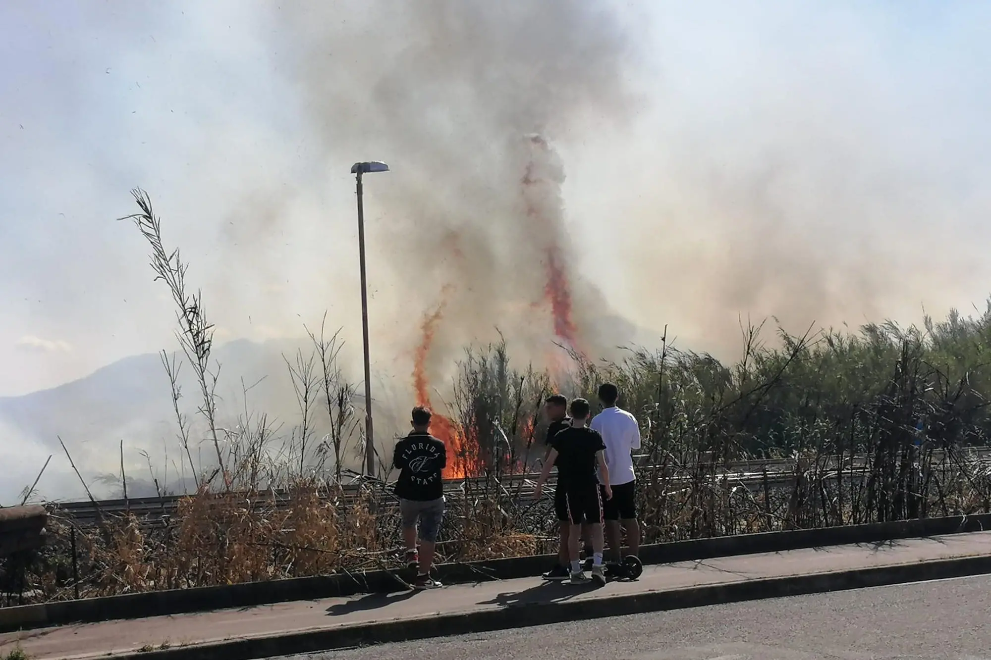 L'incendio a Elmas (foto Vercelli)