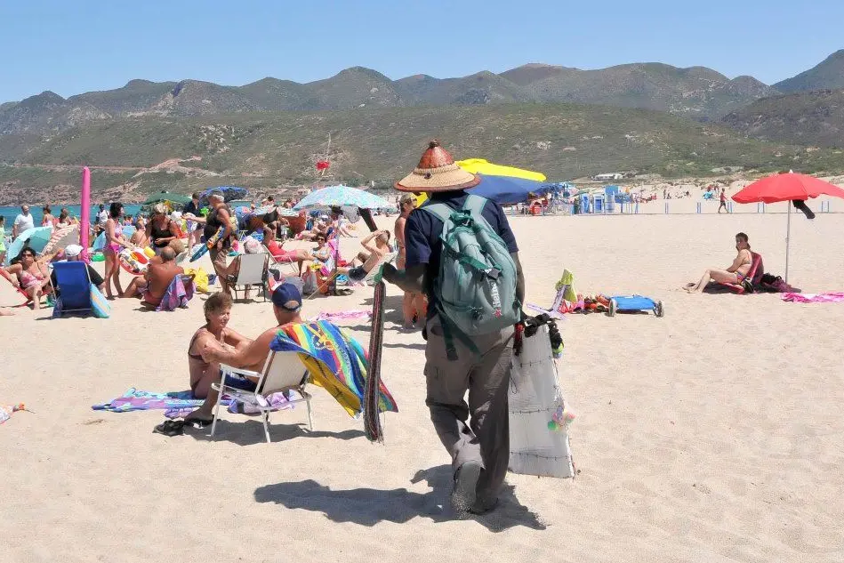 Un ambulante senegalese in spiaggia
