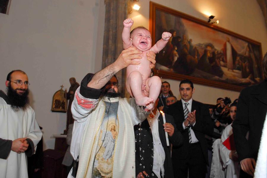 Sicilia, padrini vietati ai battesimi: «Servono per omaggiare i boss»