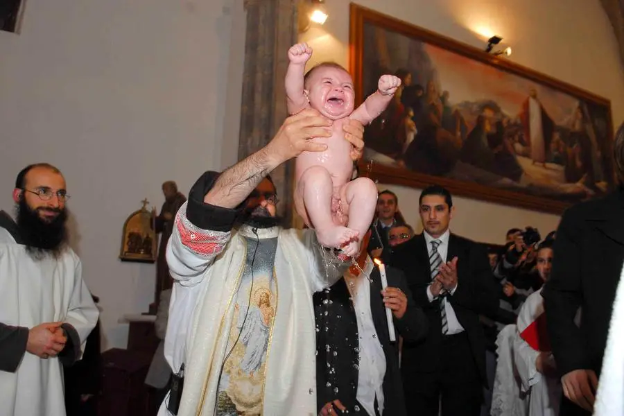 Il battesimo di un bimbo (foto Sergio Melis/Archivio L'Unione Sarda)