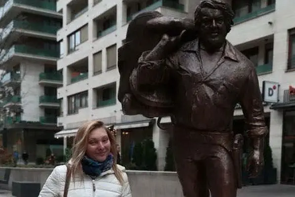 La statua di Bud Spencer a Budapest e la scultrice Tasnàdi Szandi