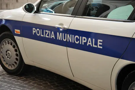 Un'auto della Polizia municipale (Ansa)