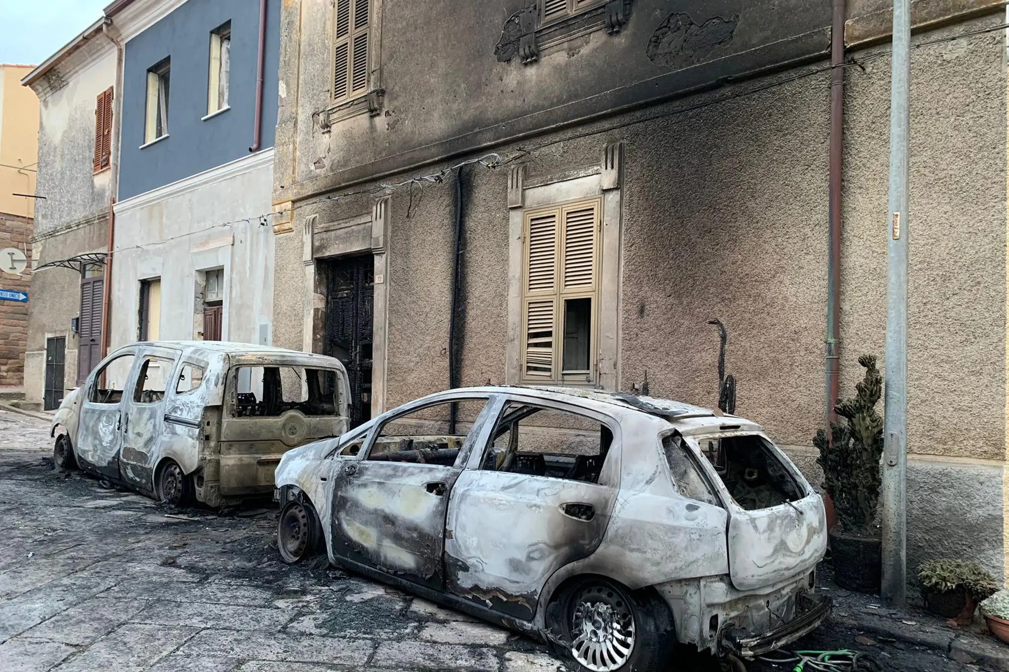 Le auto incendiate e la facciata danneggiata (Foto: Floris)