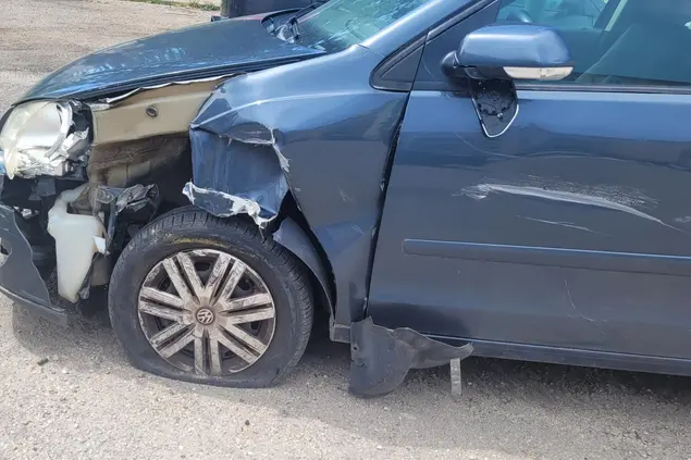 Un'auto abbandonata a Sassari (Foto E. Floris)