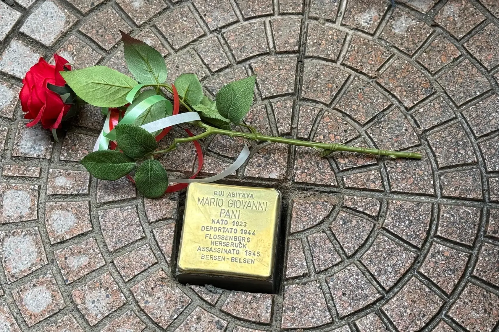 La pietra dedicata a Mario Pani in viale Sant’Avendrace (foto Matteo Cabras)
