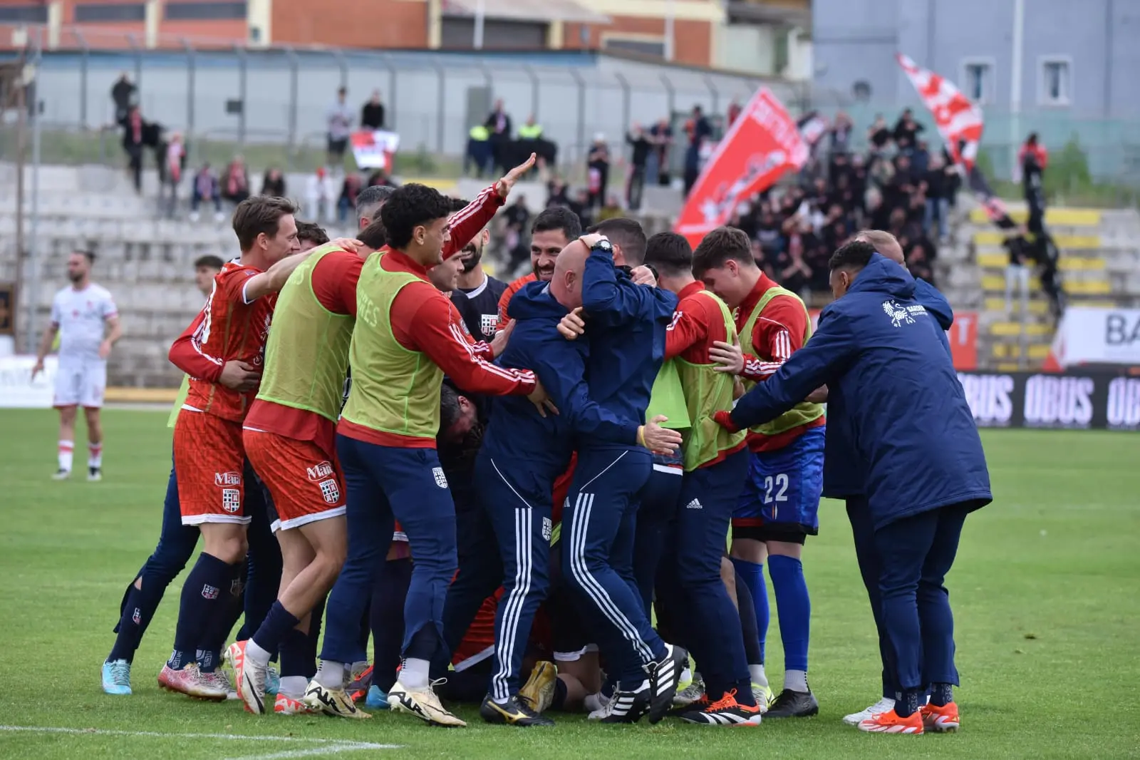 L'esultanza dei rossoblù dopo un gol (foto Torres)