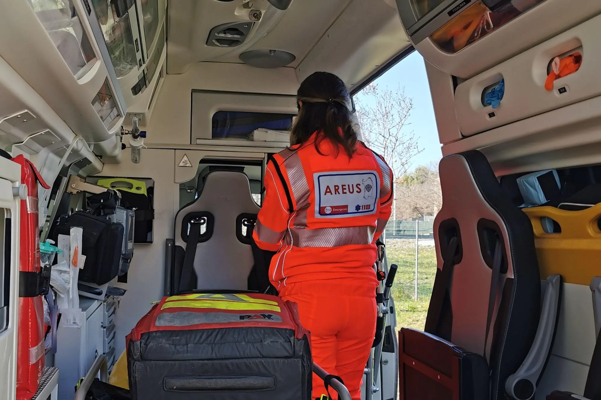 Un'operatrice Areus su un'ambulanza