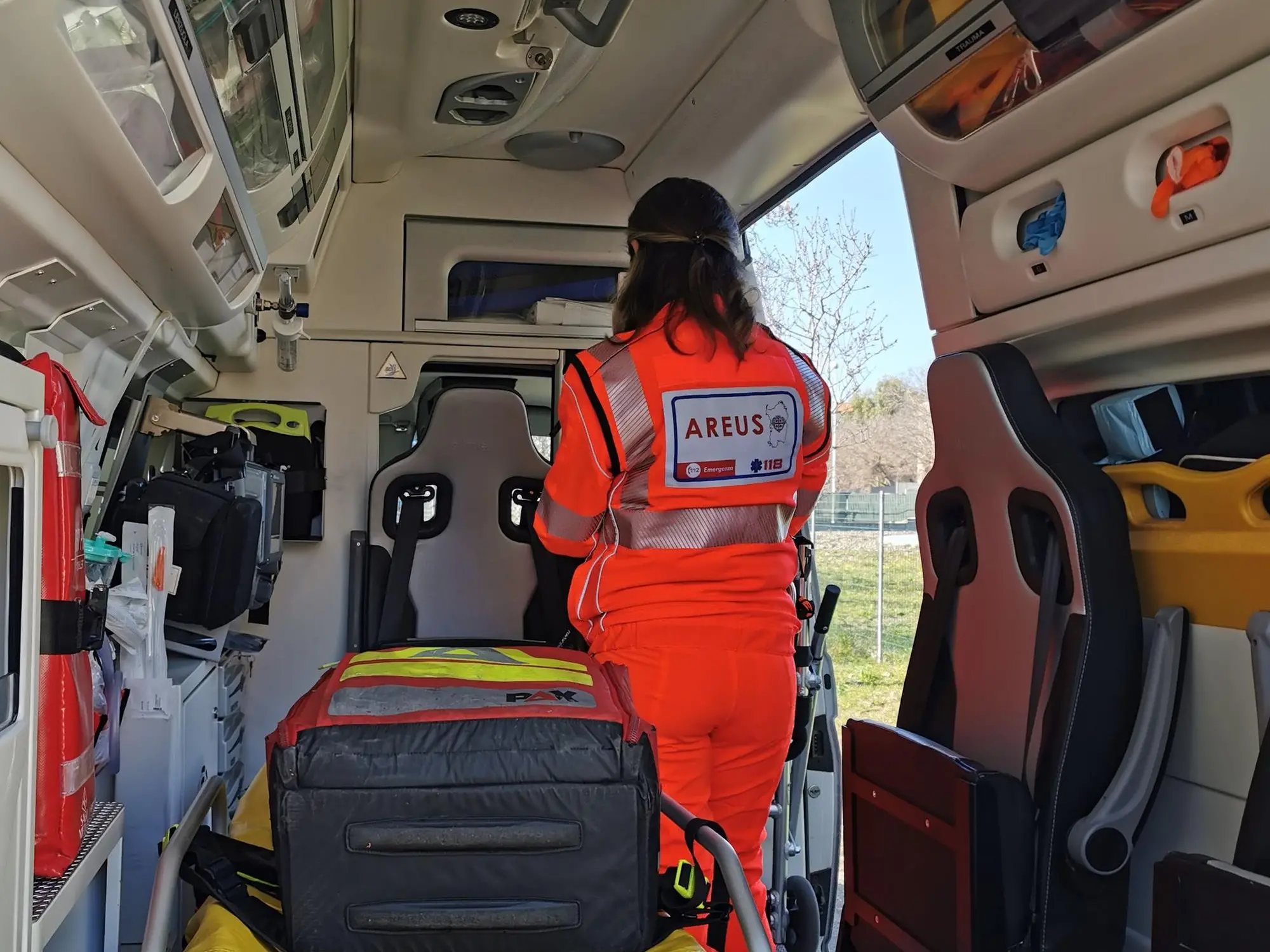 Un'operatrice Areus su un'ambulanza