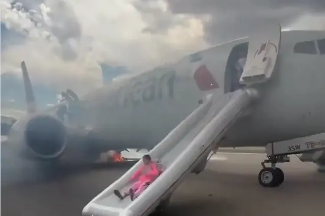 La fuga dall'aereo (foto da frame video X)