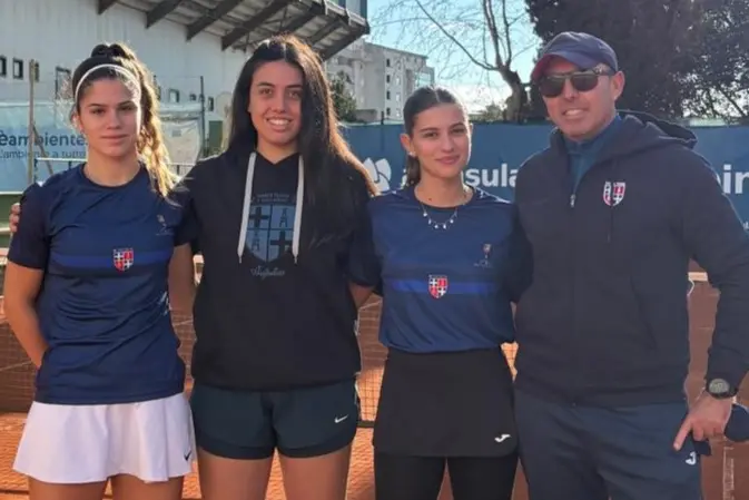 Le ragazze della Torres con capitan Alessandro Caggiari, vincitrici della Prima serie femminile (foto concessa)