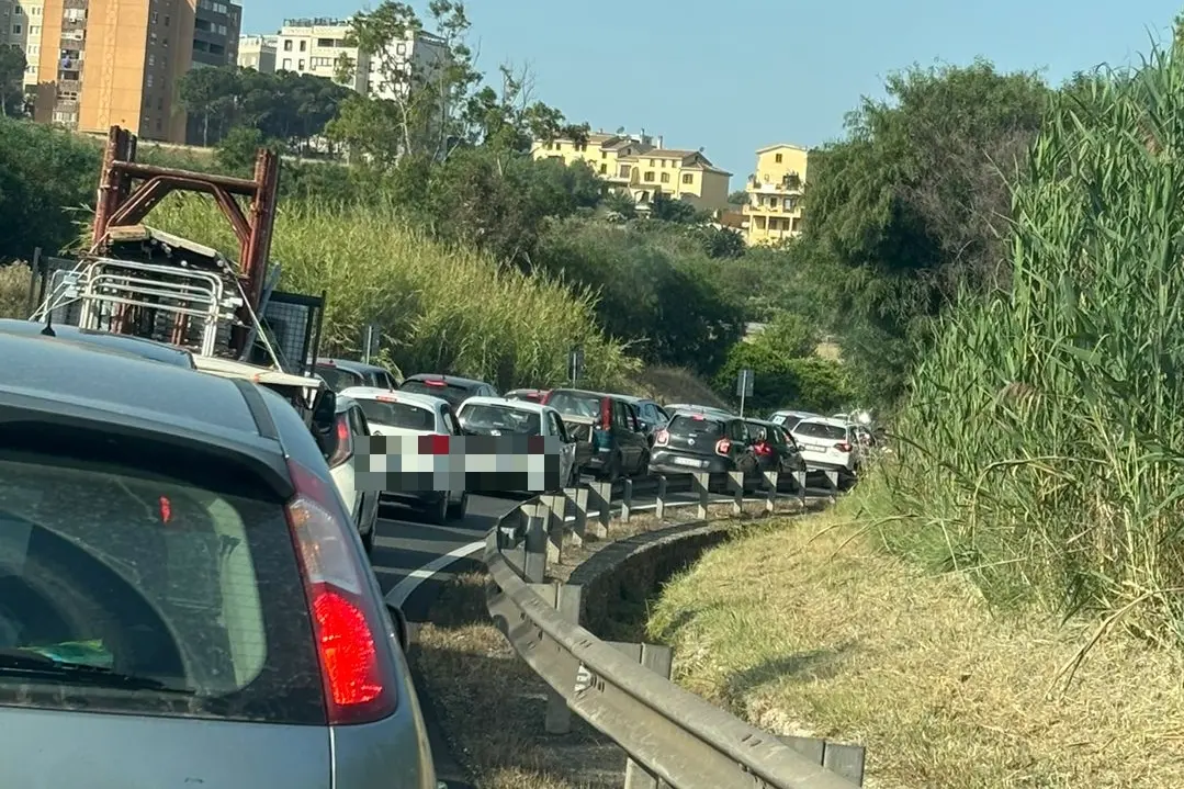 Le auto in coda sulla statale 554 (foto Serreli)