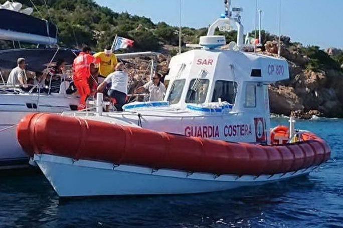 Barca s'incaglia a La Maddalena: paura per due velisti