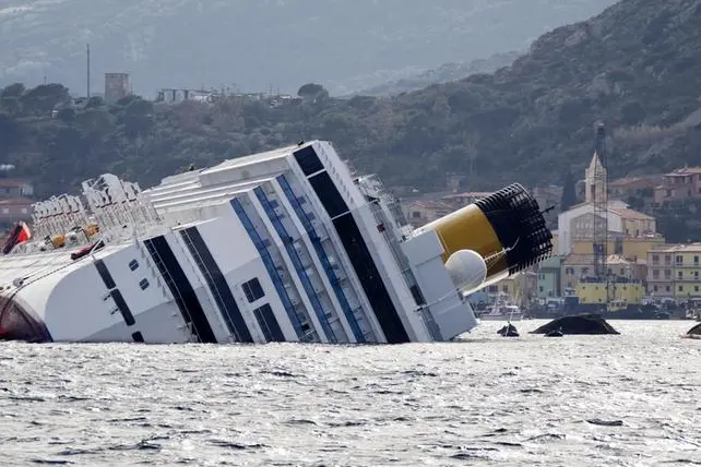 La Costa Concordia dopo il naufragio al Giglio (foto Ansa)
