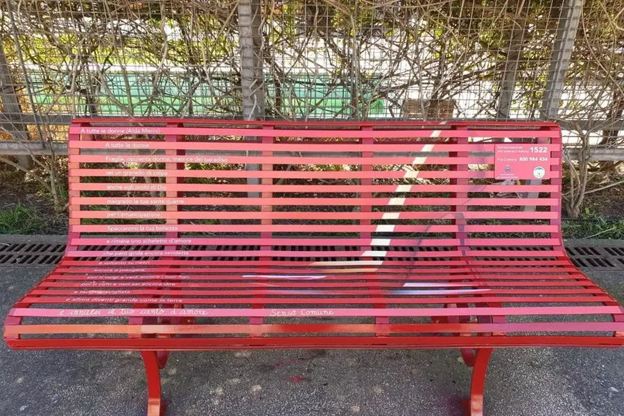 La panchina rossa che ha trovato spazio a Carbonia in piazza Rinascita (foto S. Piredda)