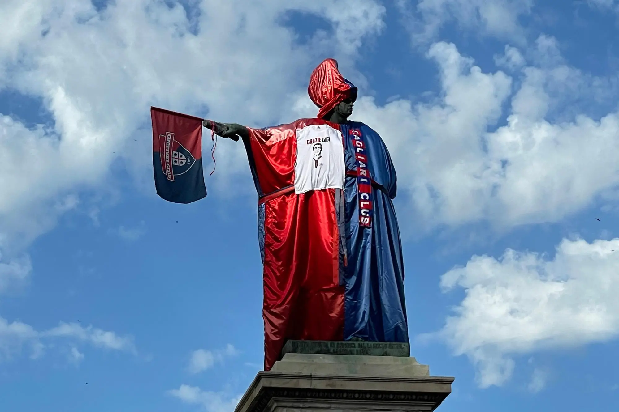 La statua di Carlo Felice con i colori rossoblù e l’omaggio a Gigi Riva (foto Spignesi)