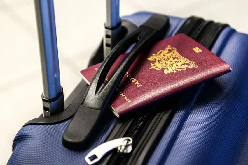 Tentano di lasciare la Sardegna con passaporti falsi: arrestati