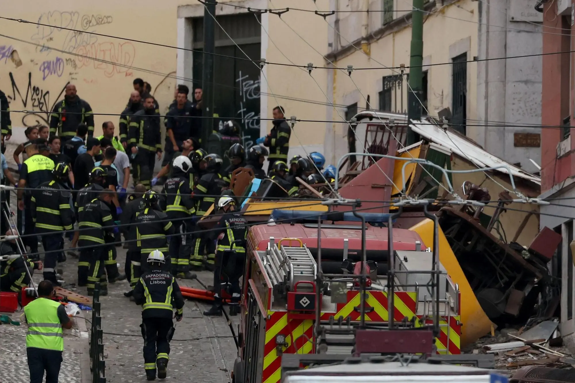 Police and firefighters work on the site of a funicular railway accident in Lisbon, on September 3, 2025. The accident of a funicular railway caused several dead and seriously injured in Lisbon, announced the Portugal's President of the Republic. (Photo by PATRICIA DE MELO MOREIRA / AFP)