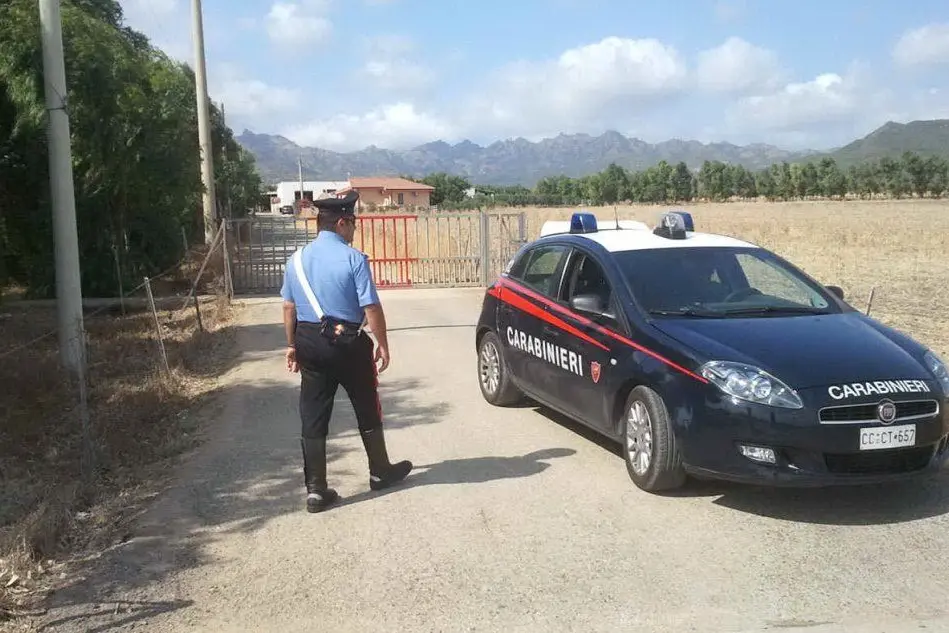 I carabinieri davanti alla casa in cui è avvenuto il delitto