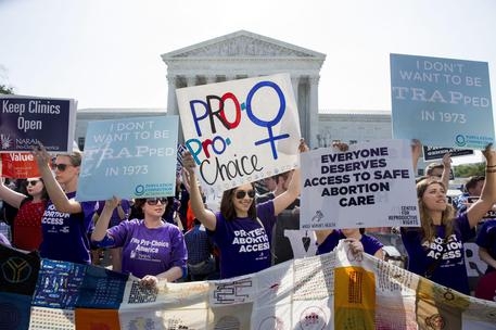 epa05394504 Pro-choice supporters rally outside the Supreme Court before the court's ruling in Whole Woman's Health v. Hellerstedt, a case that imposes heavy restrictions on abortion clinics in Texas in Washington, DC, USA, 27 June 2016. The Supreme Court ruling struck down the requirement of doctors to have admitting privileges at local hospitals, among other restrictions. EPA/MICHAEL REYNOLDS