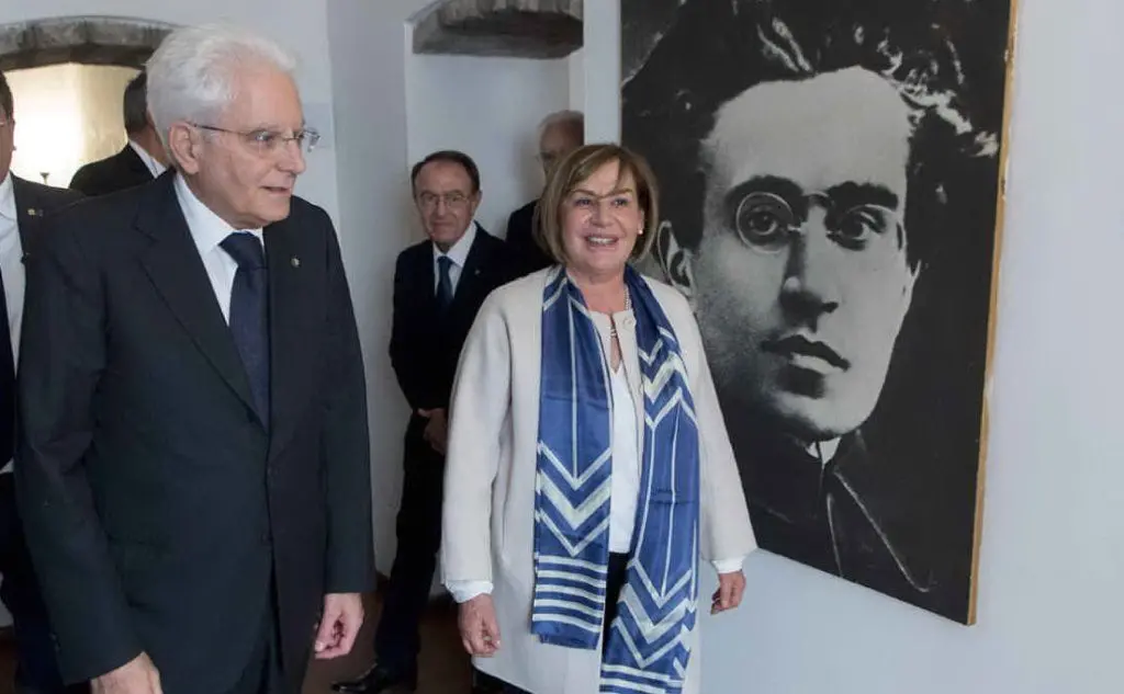 Il presidente della Repubblica Mattarella in visita, nel 2017, alla casa museo di Ghilarza