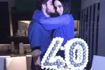 Nina con fidanzato e torta (Instagram)