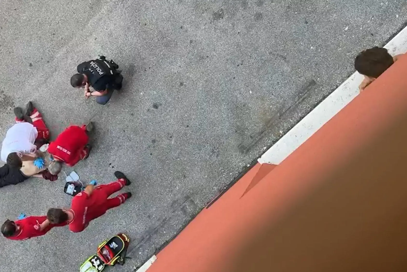 Un fermo immagine del video, di un minuto e 14 secondi, in cui si vede Abderrahim Fakir a terra ancora legato con fascette alle caviglie e braccia dietro la schiena. Intorno a lui 4 soccorritori della Croce Rossa. Due praticano manovre di rianimazione: uno compie compressioni toraciche e un altro la ventilazione. Sul corpo i fili del defibrillatore. Vicino e in ginocchio anche un agente. È quanto si vede in un video dato all'ANSA dai legali dei familiari dell'uomo. "Il volto è insanguinato e ha macchie marroni scure per lo spray al peperoncino spruzzato da molto vicino. La rianimazione avviene mentre è ancora legato", dice il legale Fabio Anselmo. ANSA (NPK)
