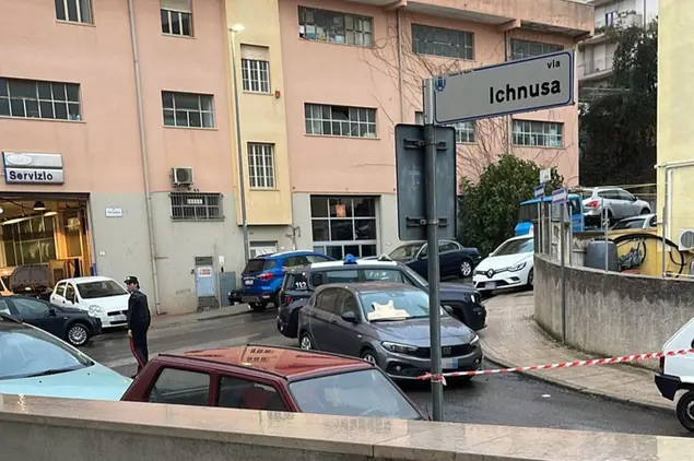 Via Ichnusa a Nuoro, dove abitava Roberto Gleboni, con la presenza delle forze dell'ordine (foto Ansa)