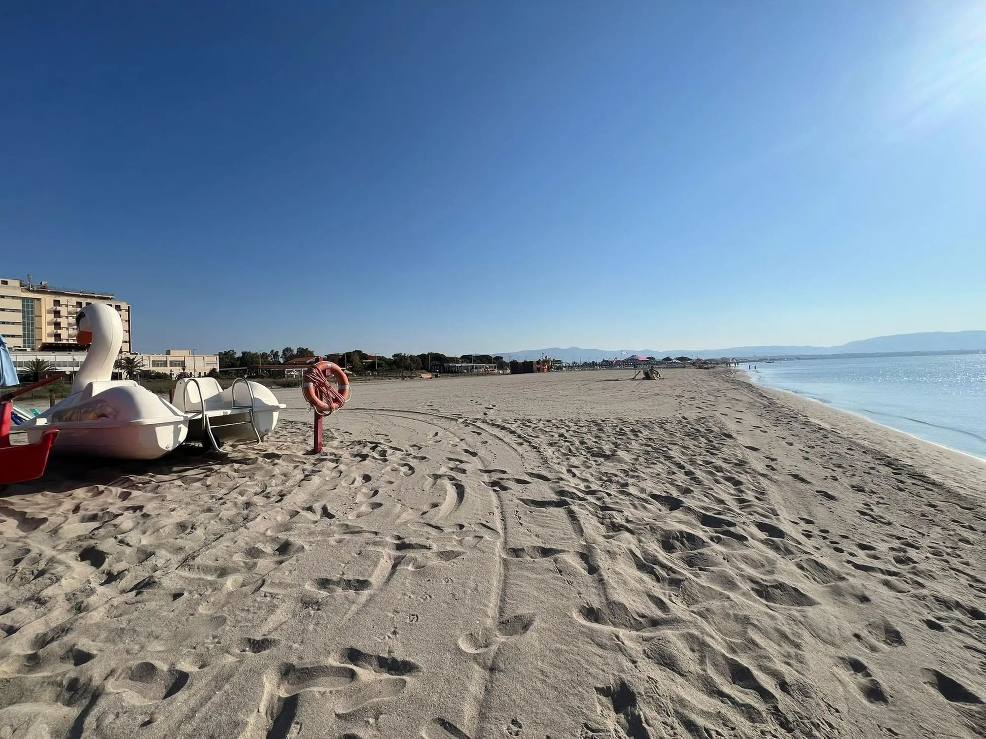 Il Poetto deserto nel tratto di spiaggia dove è in vigore il divieto di balneazione
