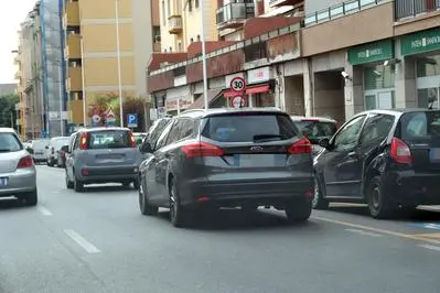 Auto parcheggiate in doppia fila in via Sonnino a Cagliari (archivio)