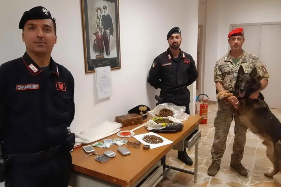 Il materiale e la droga sequestrati (Foto Carabinieri)