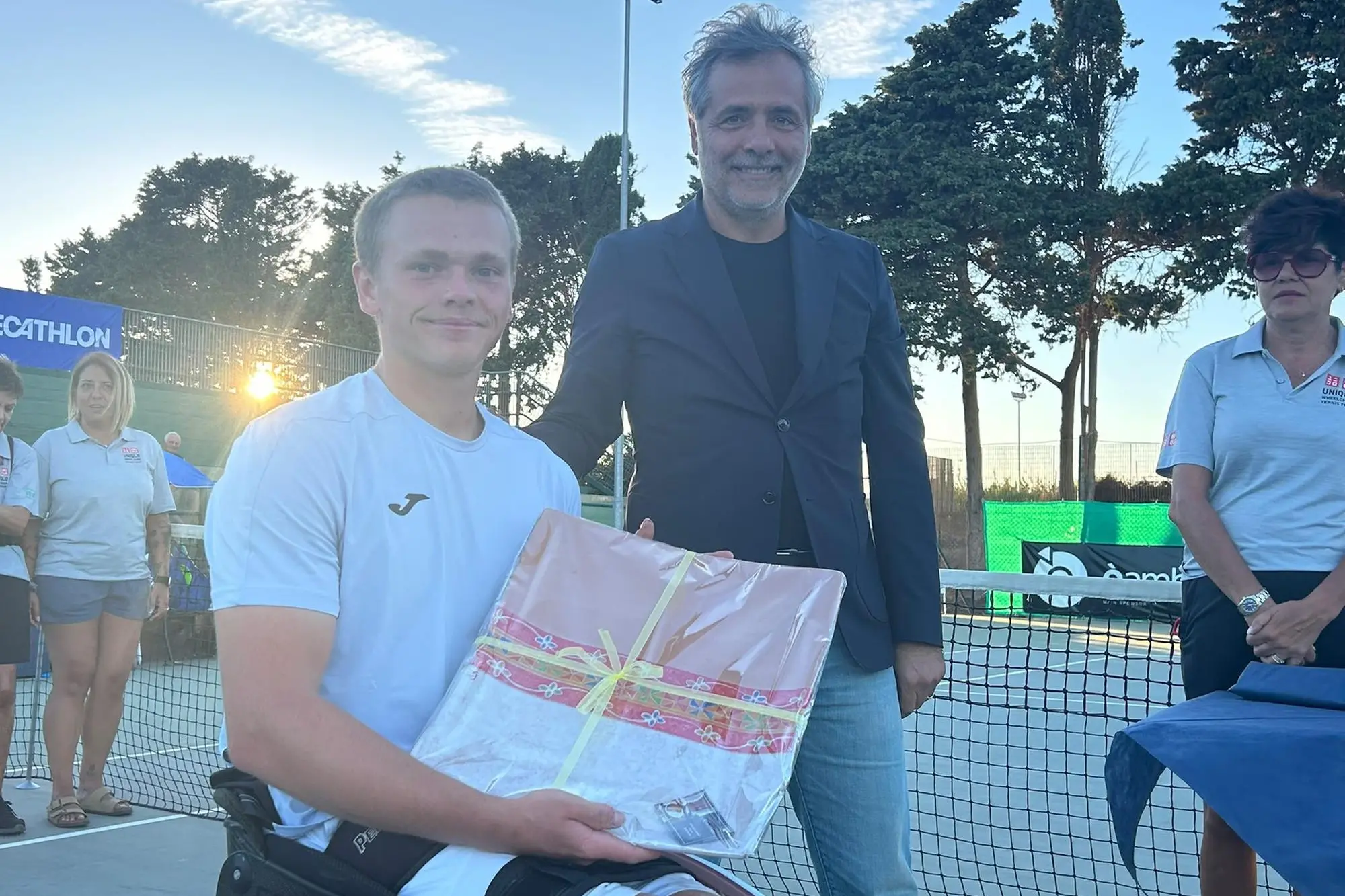 Il vincitore Ben Bartram premiato dall'assessore algherese Enrico Daga (foto Antonio Burruni)