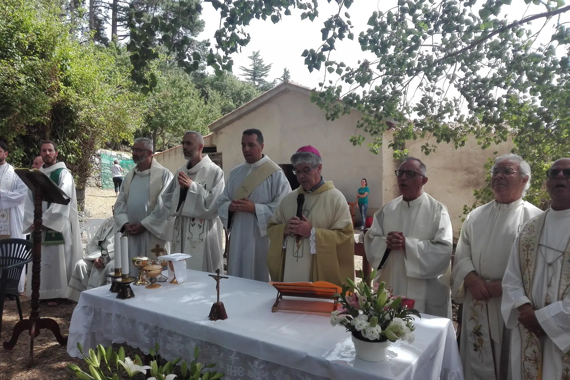 Una celebrazione del vescovo di Ozieri Corrado Melis davanti al suantuario francescano di Monte Rasu