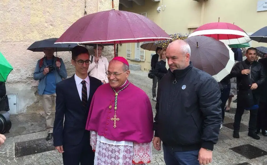 L'arrivo del vescovo, monsignor Sanguinetti