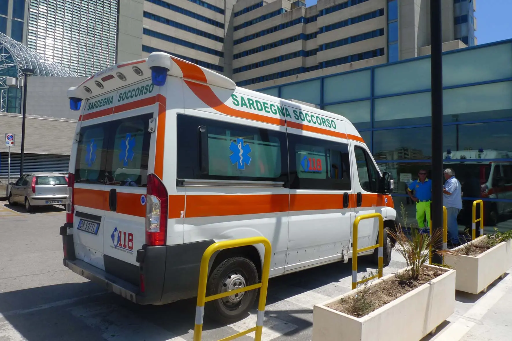 Un'ambulanza al Brotzu (Archivio L'Unione Sarda)