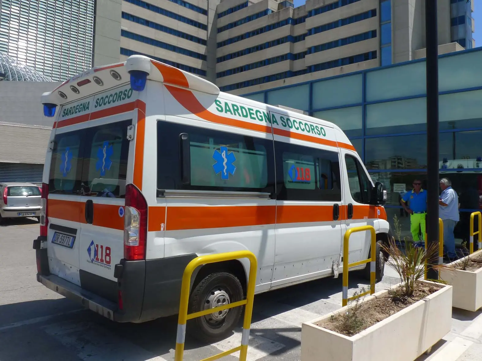 Un'ambulanza al Brotzu (Archivio L'Unione Sarda)