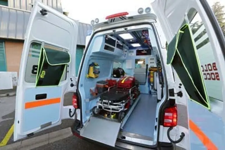 Dramma in campagna, anziano muore schiacciato dal trattore Ambulanza (foto Ansa)