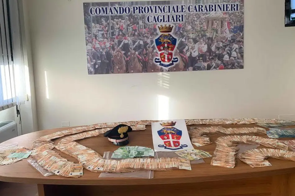 Il denaro recuperato (foto carabinieri)