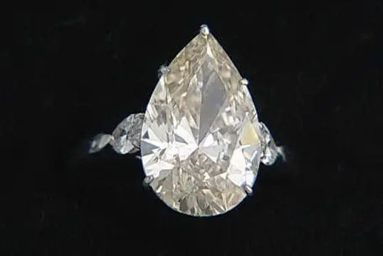 Un anello con diamante